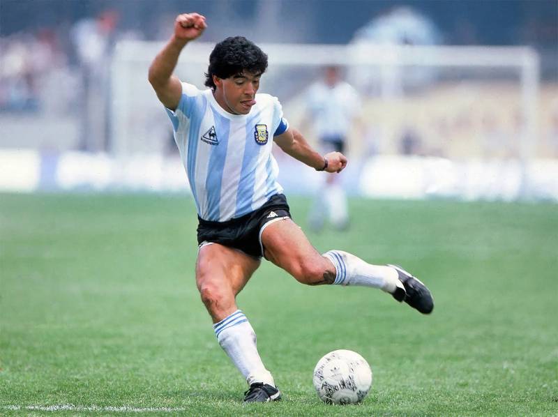 Diego Maradona dribbling