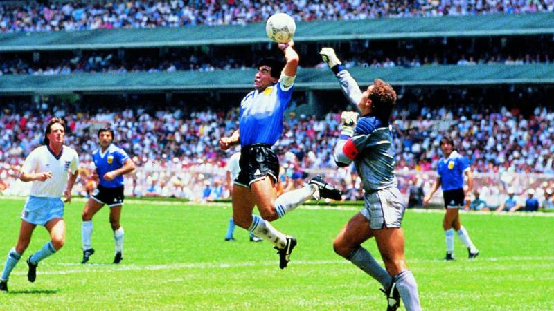 Top 5 Bàn Thắng Quan Trọng Nhất Làm Thay Đổi Cục Diện 6 Diego Maradona và “Bàn tay của Chúa” (World Cup 1986)