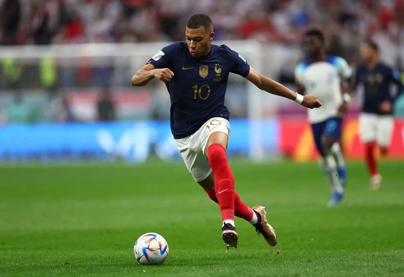 Kylian Mbappé dribbling