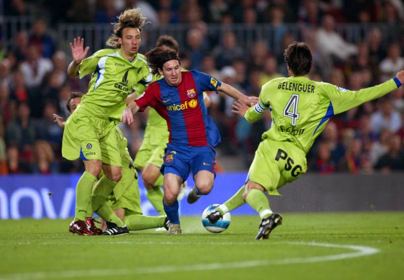 Lionel Messi dribbling